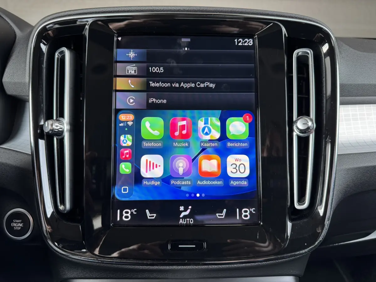 1.5 T2 Momentum Core Achteruitrijcamera Carplay Adaptive Cruise Climate Control Stoel en Stuurverwarming