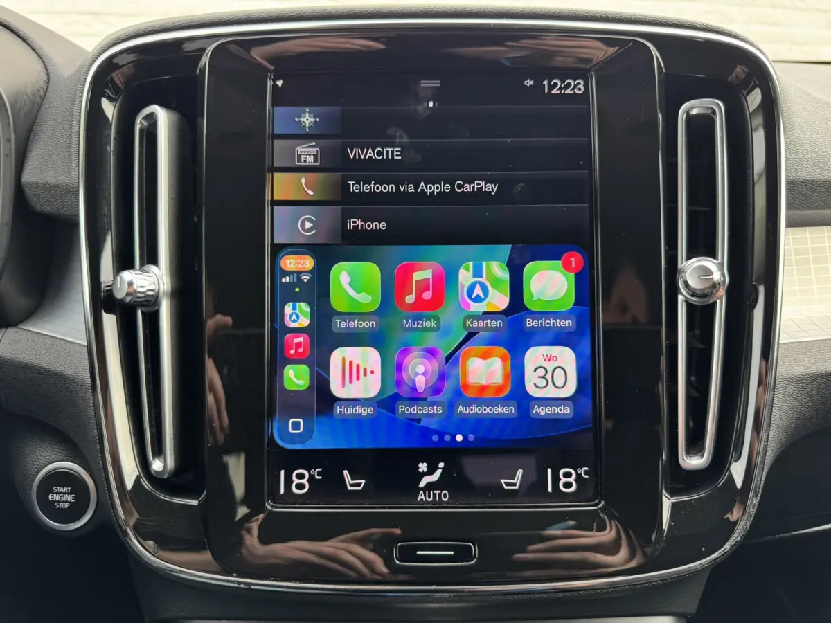 1.5 T2 Momentum Core Achteruitrijcamera Carplay Adaptive Cruise Climate Control Stoel en Stuurverwarming