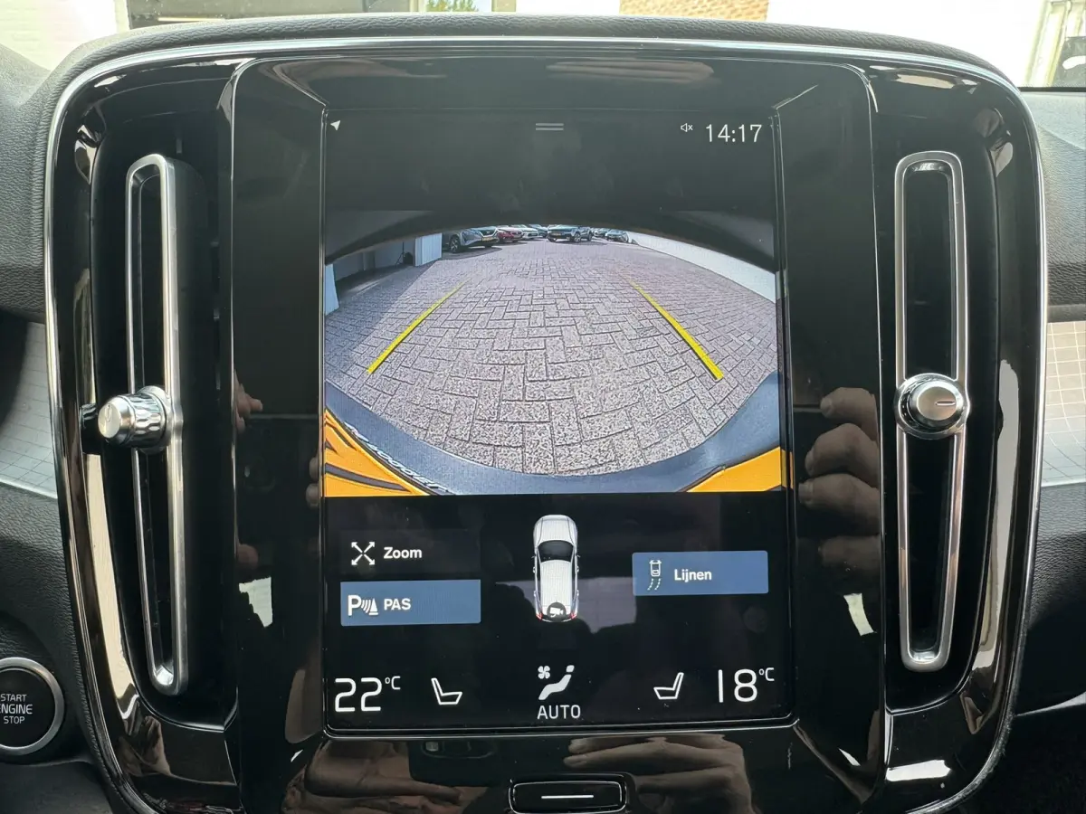 1.5 T2 Momentum Core Achteruitrijcamera Carplay Adaptive Cruise Climate Control Stoel en Stuurverwarming