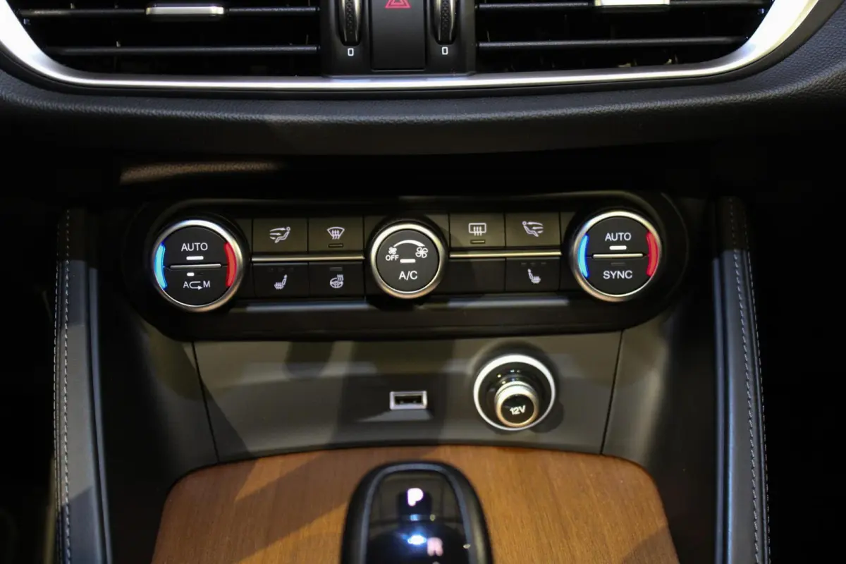 2.0 T AWD Q4 First Edition PANO | LEER