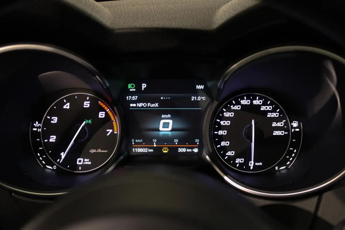 2.0 T AWD Q4 First Edition PANO | LEER