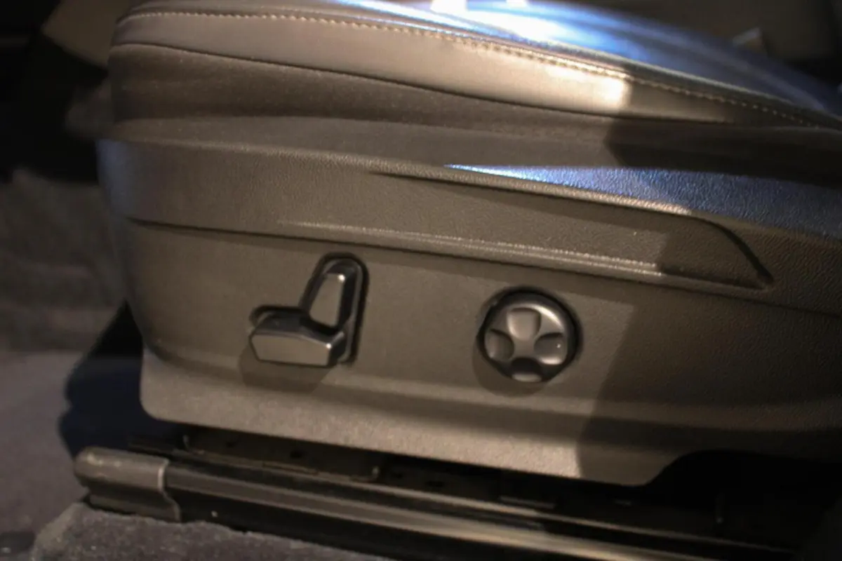2.0 T AWD Q4 First Edition PANO | LEER