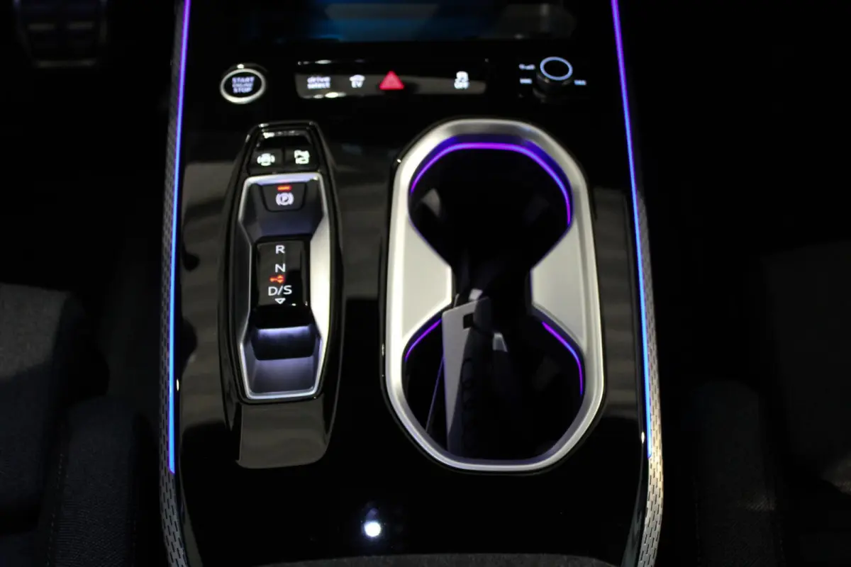 2.0 e-hybrid 220 KW quattro S edition TREKH