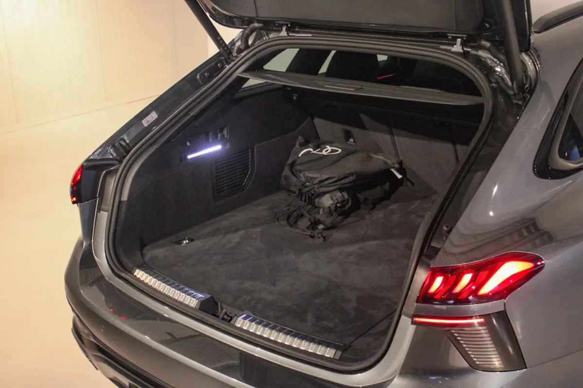 2.0 e-hybrid 220 KW quattro S edition TREKH
