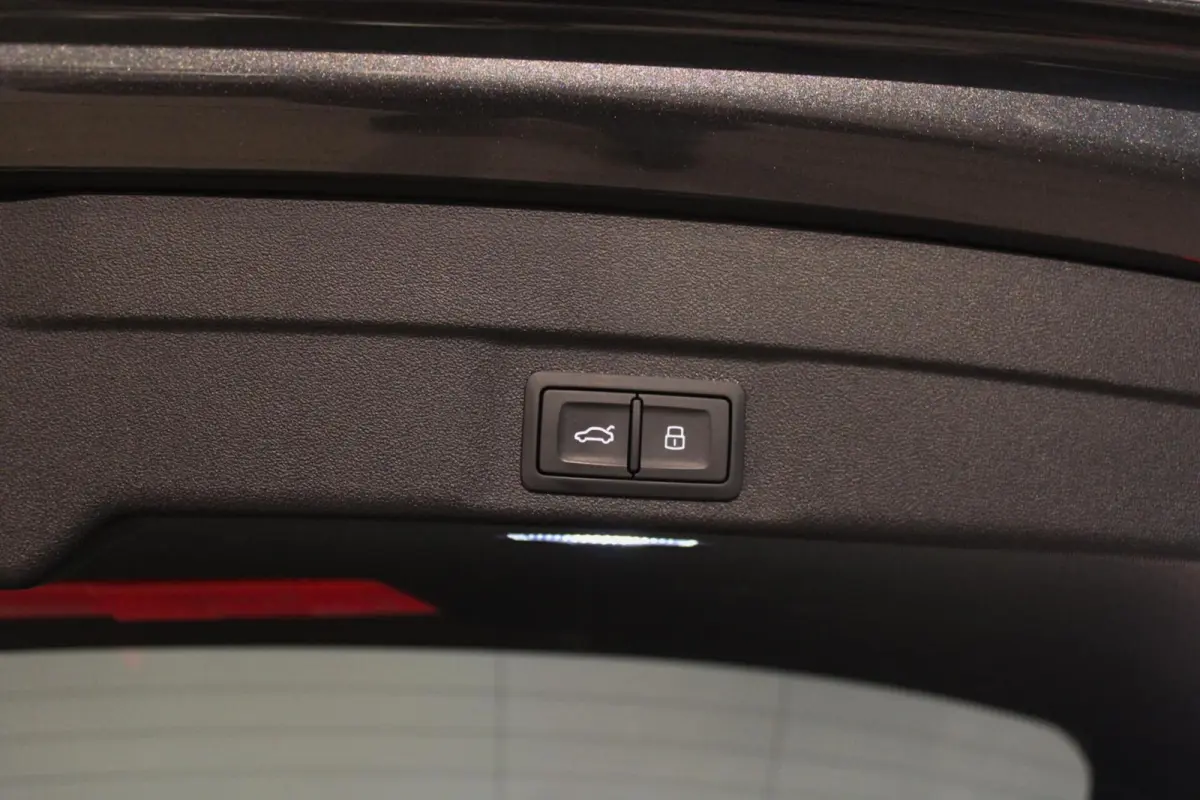 2.0 e-hybrid 220 KW quattro S edition TREKH