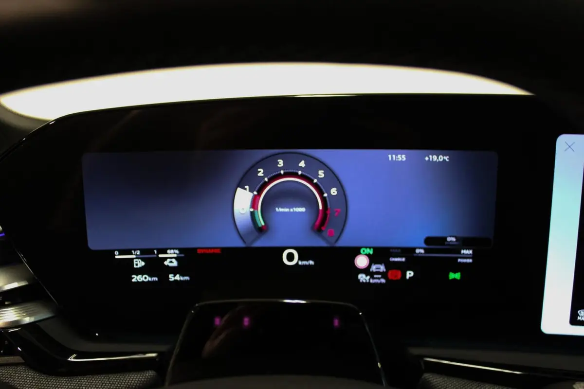 2.0 e-hybrid 220 KW quattro S edition TREKH