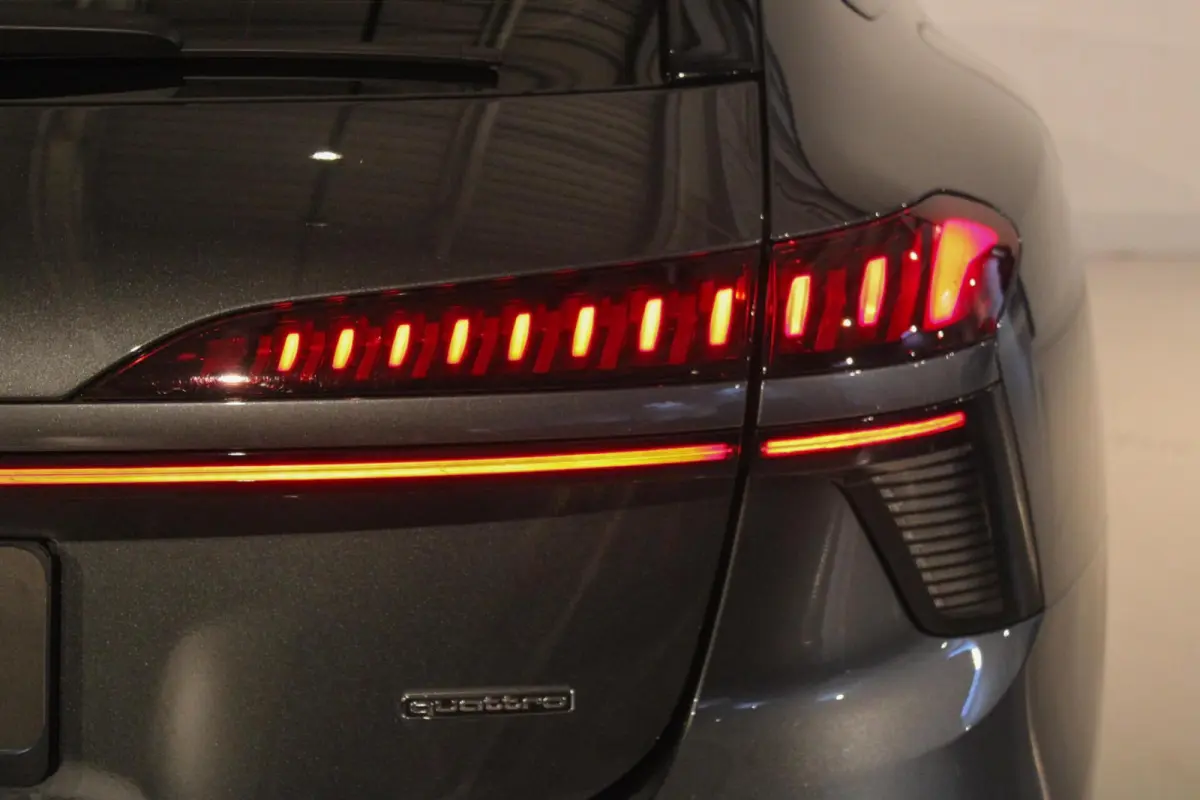 2.0 e-hybrid 220 KW quattro S edition TREKH
