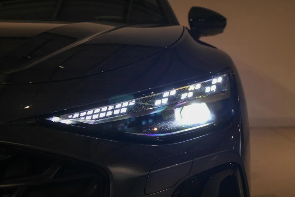 2.0 e-hybrid 220 KW quattro S edition TREKH