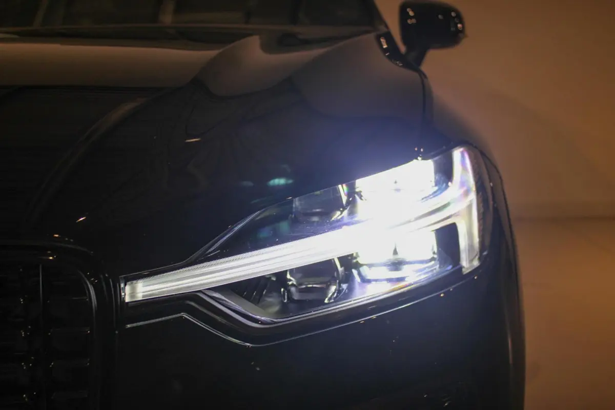 2.0 T8 hybrid Black Edition PANO | LUCHTV | B&W