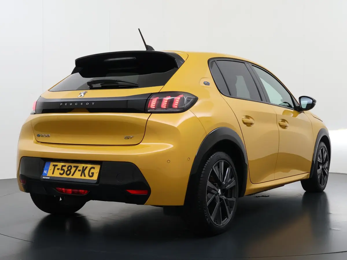 GT 136pk 50 kWh | Navigatie | Panorama dak | Automatische airco | Camera achter | Parkeersensoren | 3D i-Cockpit | Lichtmetalen velgen | Full LED koplampen | Apple Carplay en Android auto