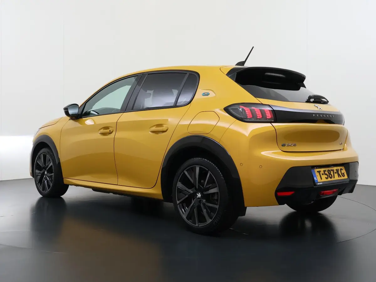 GT 136pk 50 kWh | Navigatie | Panorama dak | Automatische airco | Camera achter | Parkeersensoren | 3D i-Cockpit | Lichtmetalen velgen | Full LED koplampen | Apple Carplay en Android auto