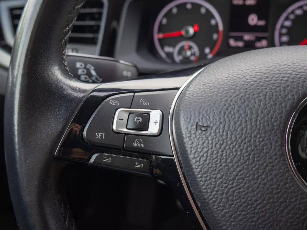1.0 TSI Comfortline Apple CarPlay Clima 18"