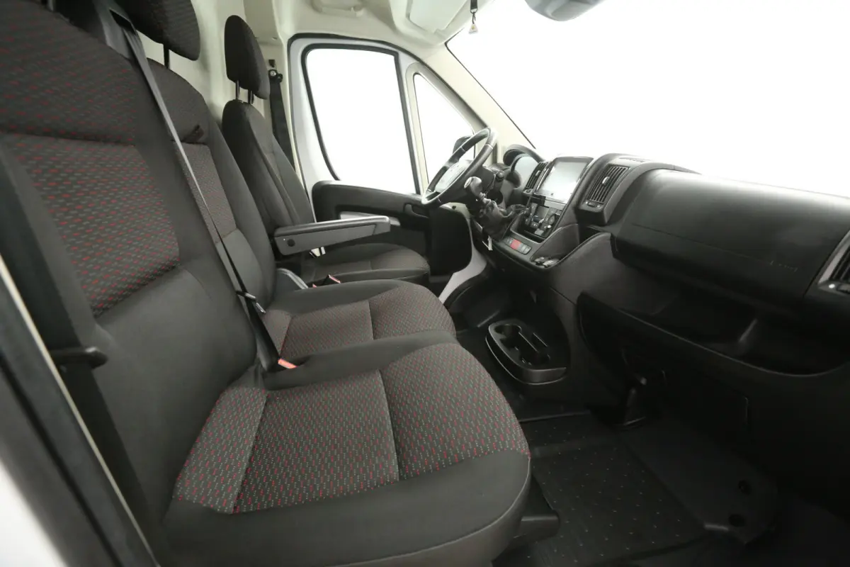 2.2 BlueHDI 140PK 3,5t L3H2 | Clima | Camera | Cruise | 3 Zits | Carplay | Navi | Parkeersens.