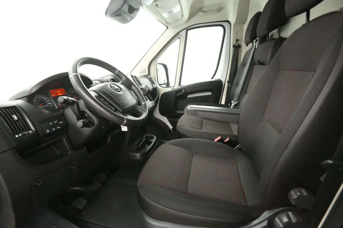 2.2 BlueHDI 140PK 3,5t L3H2 | Clima | Camera | Cruise | 3 Zits | Carplay | Navi | Parkeersens.