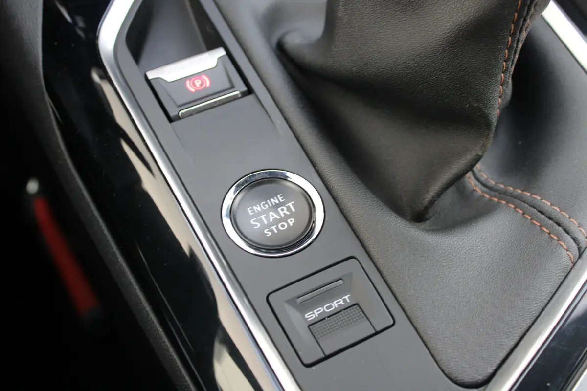 1.2 PureTech 130pk GT-Line | Navigatie | Camera | Trekhaak | All season | Elektrische achterklep | NL auto | Full LED |