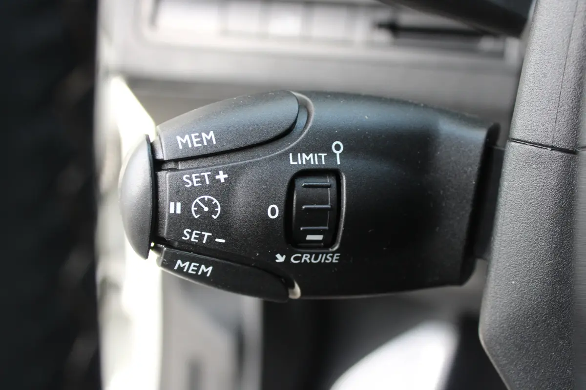 1.2 PureTech 130pk GT-Line | Navigatie | Camera | Trekhaak | All season | Elektrische achterklep | NL auto | Full LED |