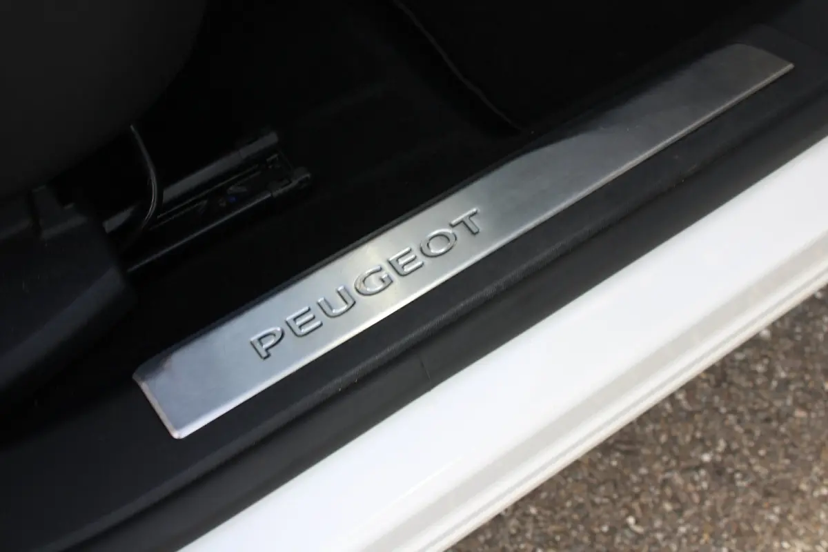 1.2 PureTech 130pk GT-Line | Navigatie | Camera | Trekhaak | All season | Elektrische achterklep | NL auto | Full LED |