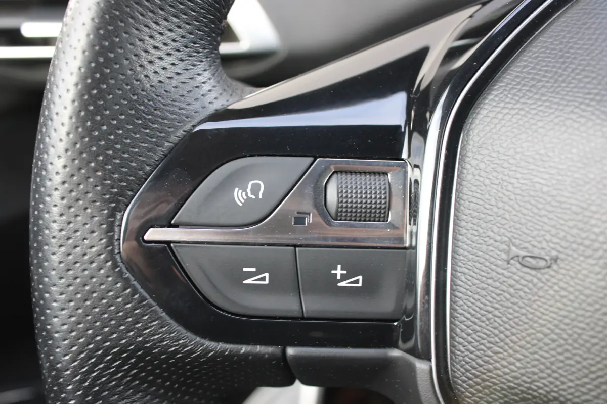 1.2 PureTech 130pk GT-Line | Navigatie | Camera | Trekhaak | All season | Elektrische achterklep | NL auto | Full LED |