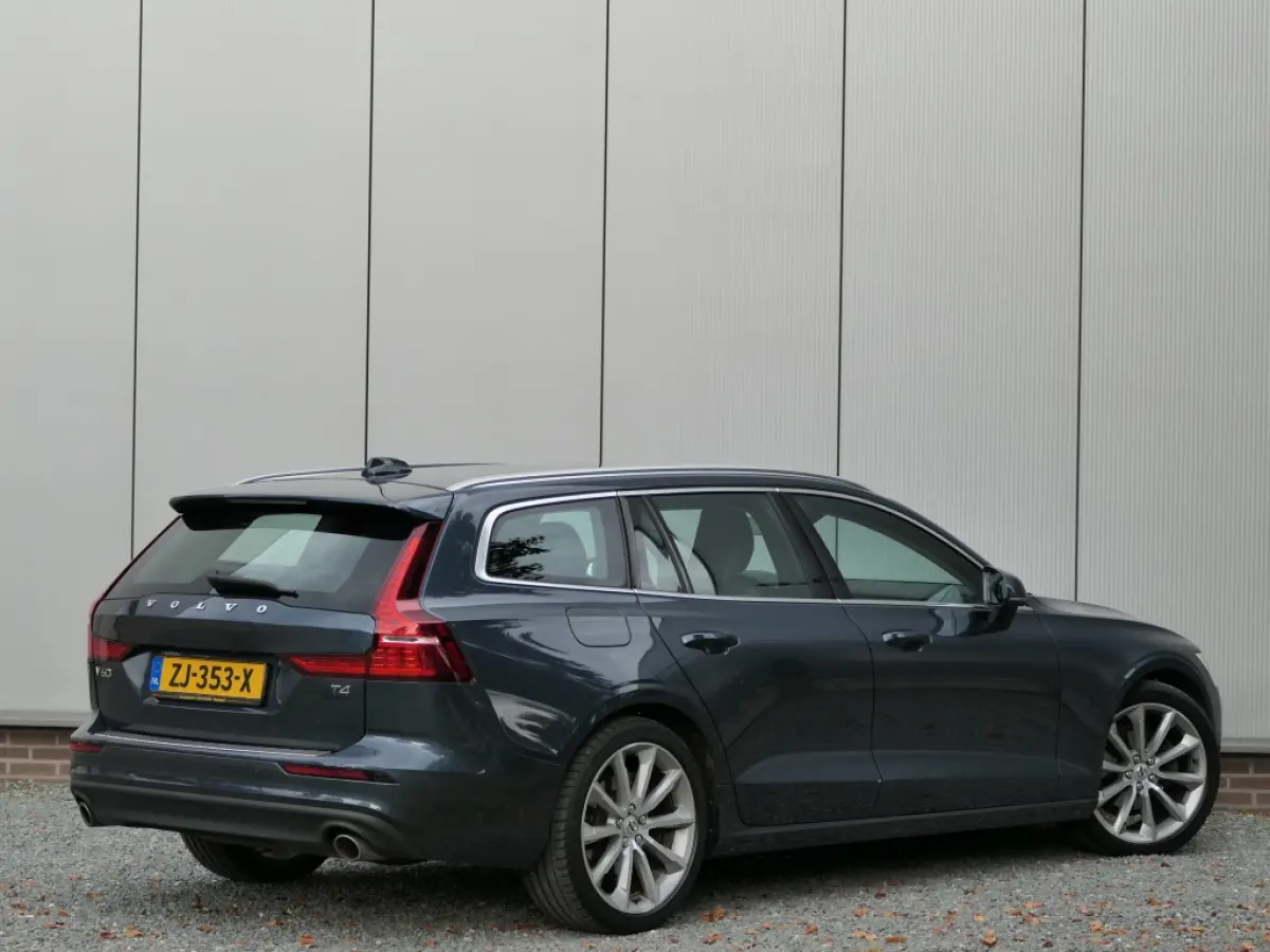 2.0 T4 AUT Momentum 12 MND garantie DAB+ / Trekhaak / Stoelverwarming