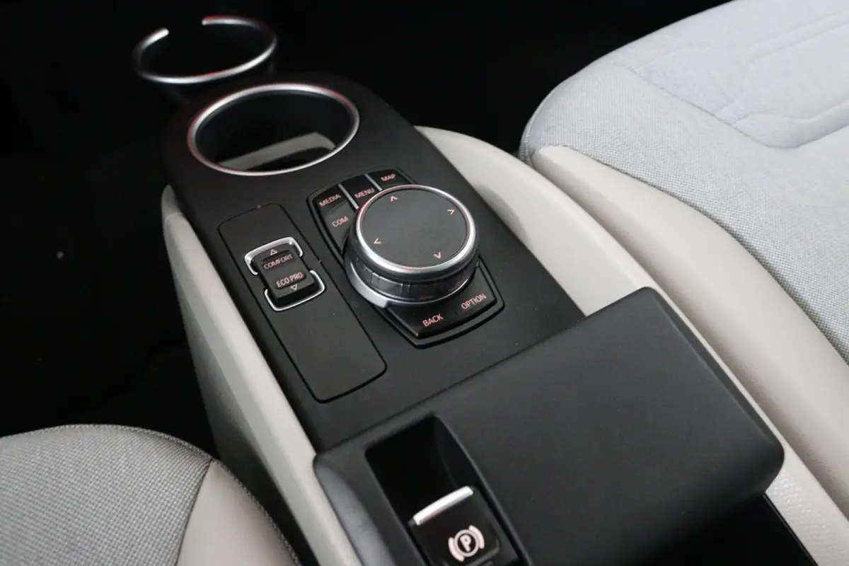 Basis iPerformance 94Ah 33 kWh | Dealer Onderhoud | Harman/Kardon | Stoelverwarming | Led | Climate Control | Navigatie | Cruise Control | Parkeersensoren