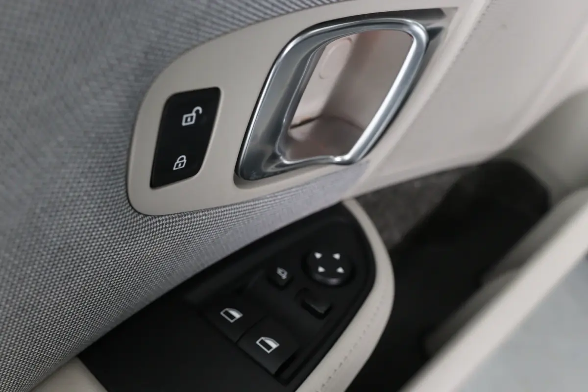 Basis iPerformance 94Ah 33 kWh | Dealer Onderhoud | Harman/Kardon | Stoelverwarming | Led | Climate Control | Navigatie | Cruise Control | Parkeersensoren