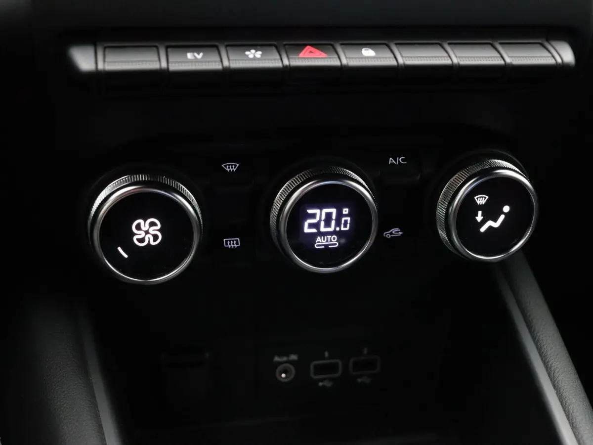 E-Tech Hybrid 145pk R.S. Line | Achteruitrijcamera | Parkeersensoren voor/achter | Climate control |