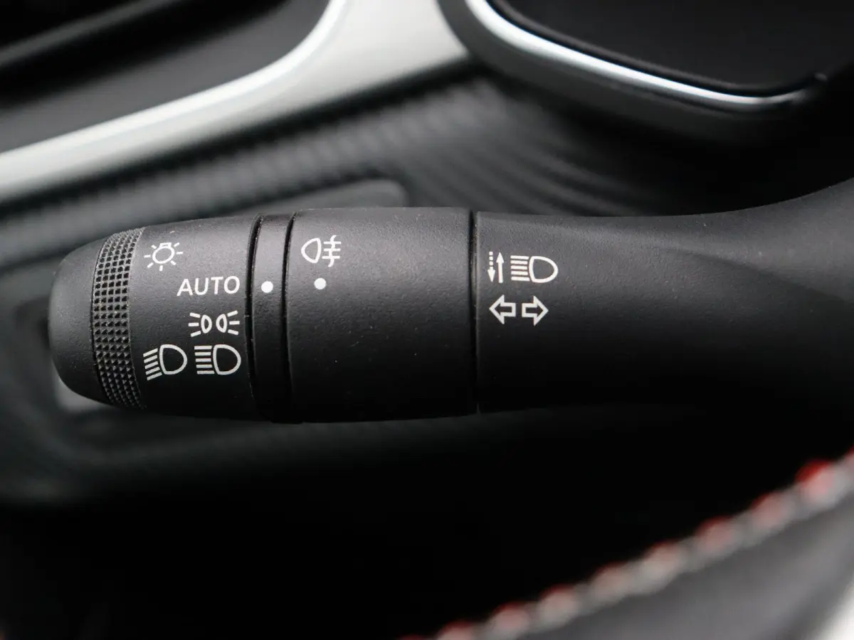 E-Tech Hybrid 145pk R.S. Line | Achteruitrijcamera | Parkeersensoren voor/achter | Climate control |