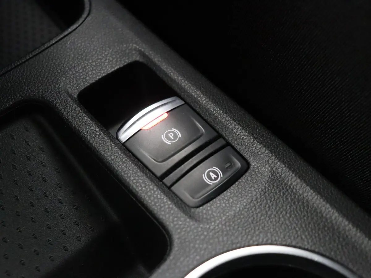 E-Tech Hybrid 145pk R.S. Line | Achteruitrijcamera | Parkeersensoren voor/achter | Climate control |