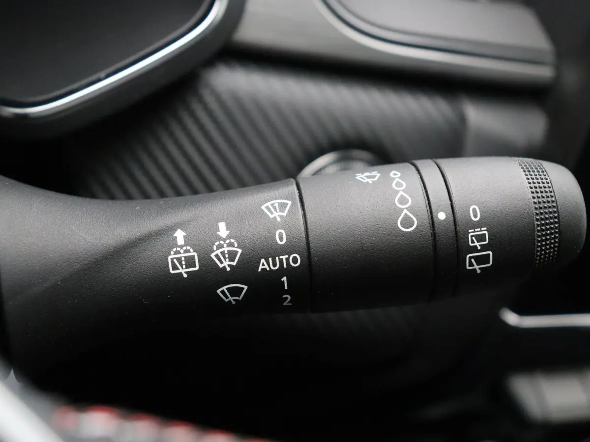 E-Tech Hybrid 145pk R.S. Line | Achteruitrijcamera | Parkeersensoren voor/achter | Climate control |