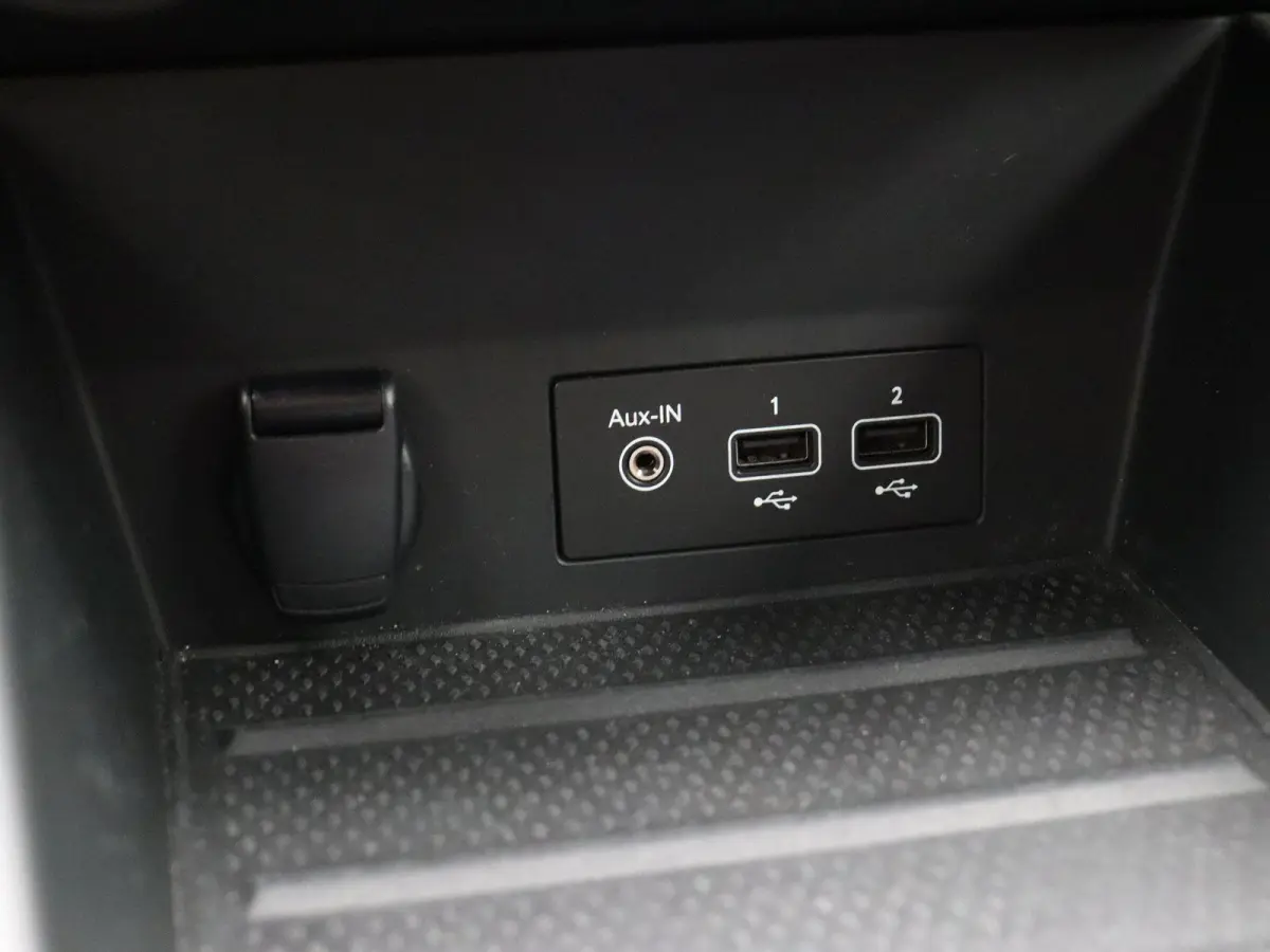 E-Tech Hybrid 145pk R.S. Line | Achteruitrijcamera | Parkeersensoren voor/achter | Climate control |