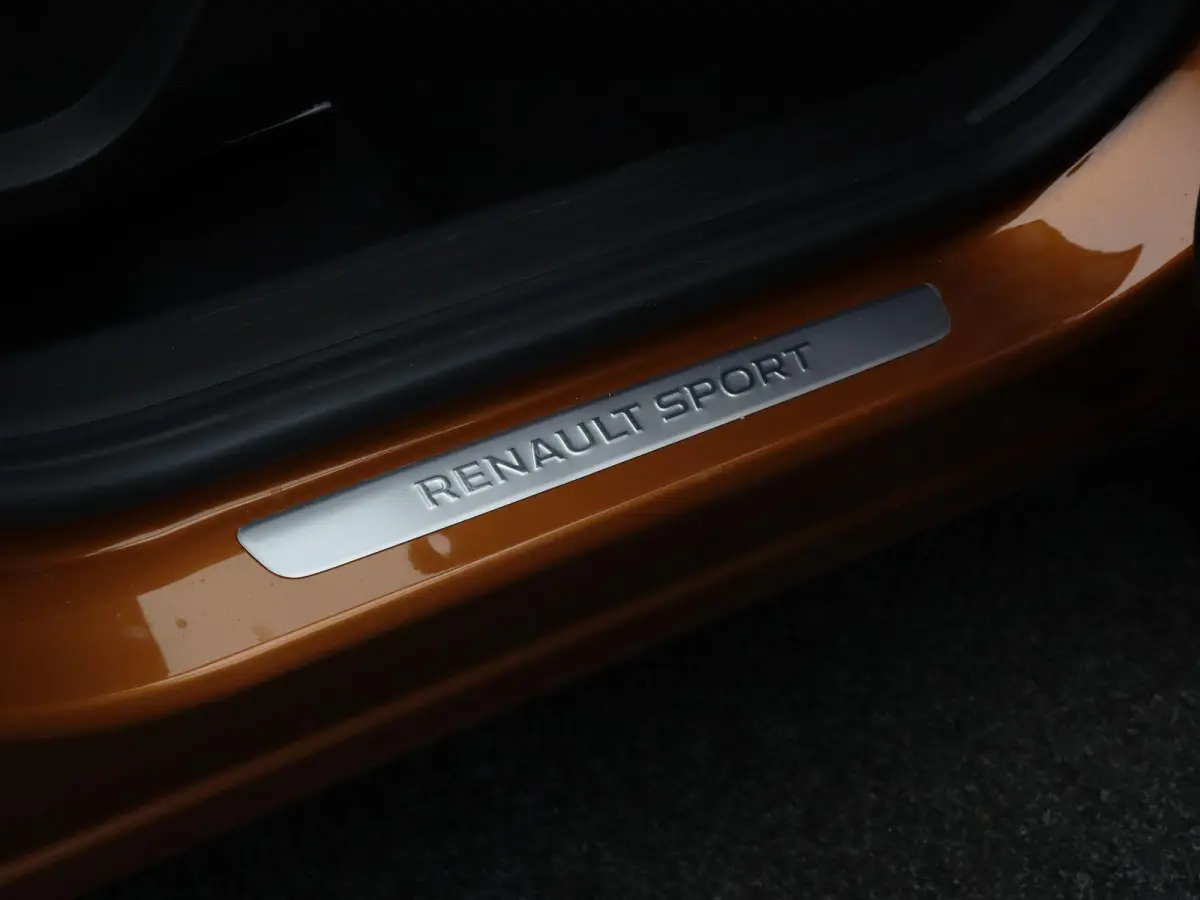 E-Tech Hybrid 145pk R.S. Line | Achteruitrijcamera | Parkeersensoren voor/achter | Climate control |