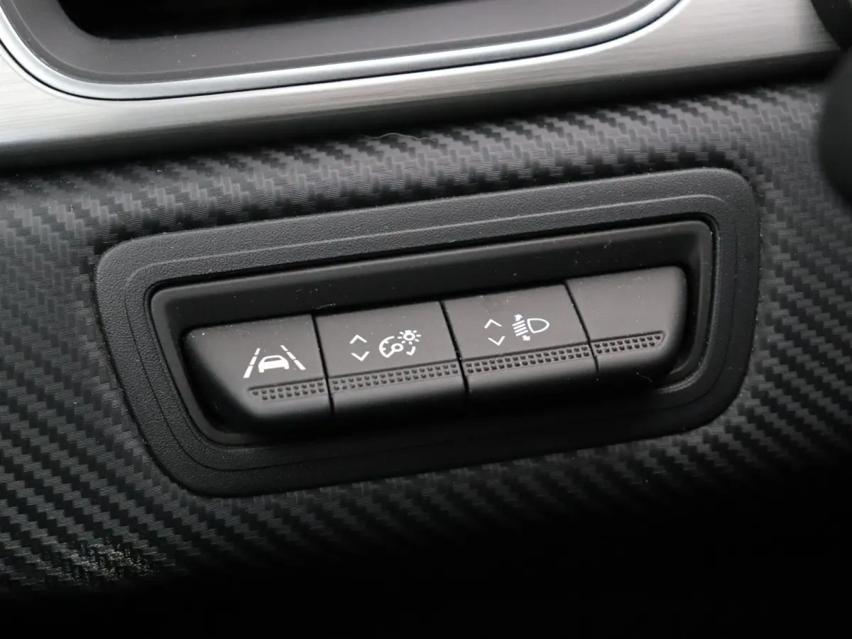 E-Tech Hybrid 145pk R.S. Line | Achteruitrijcamera | Parkeersensoren voor/achter | Climate control |