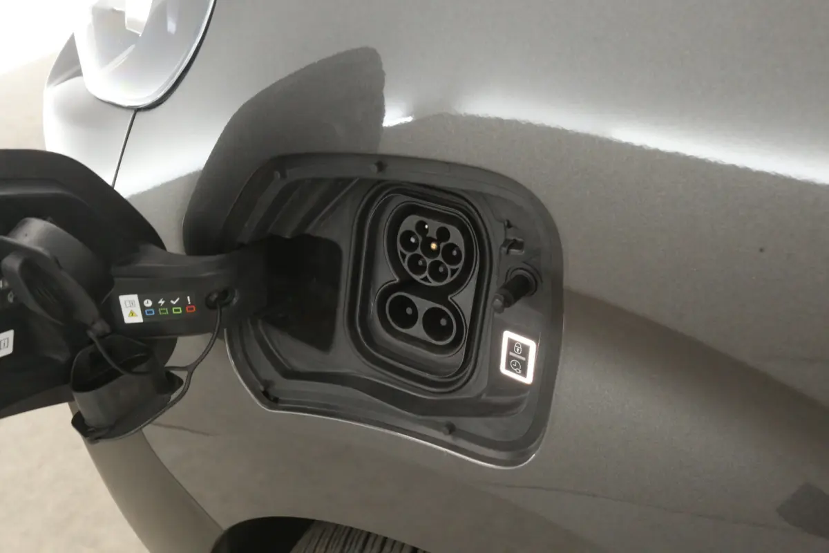 75 kWh Long Range L2H1 | Snelladen | SOH 91% | Airco | Cruise | 3 Zits | Trekhaak | Carplay | Parkeersens.
