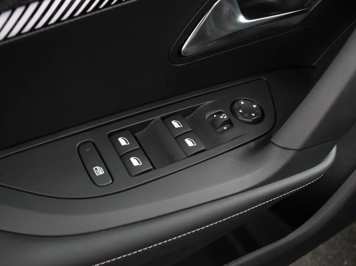 1.2 PureTech 130pk Automaat Allure Navigatie Apple Carplay/Android Auto 360 camera Parkeersensoren Blind Spot Assist Adaptive Cruise Control Stoelverwarming Getinte ramen Climate Control