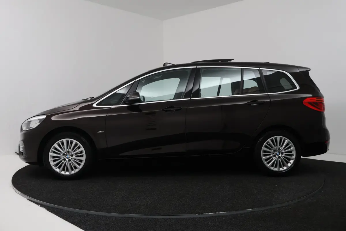 218i Centennial High Executive 7p (TREKHAAK, STOELVERWARMING, ELEKTR STOELEN, HUD-DISPLAY)