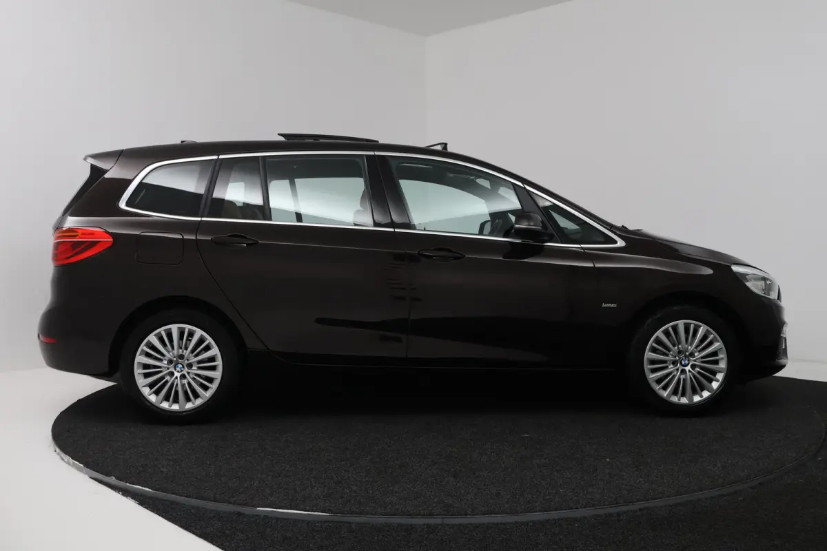 218i Centennial High Executive 7p (TREKHAAK, STOELVERWARMING, ELEKTR STOELEN, HUD-DISPLAY)