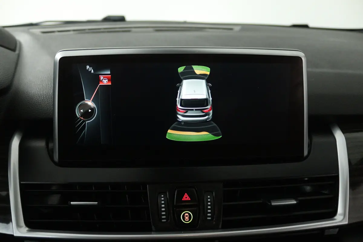 218i Centennial High Executive 7p (TREKHAAK, STOELVERWARMING, ELEKTR STOELEN, HUD-DISPLAY)
