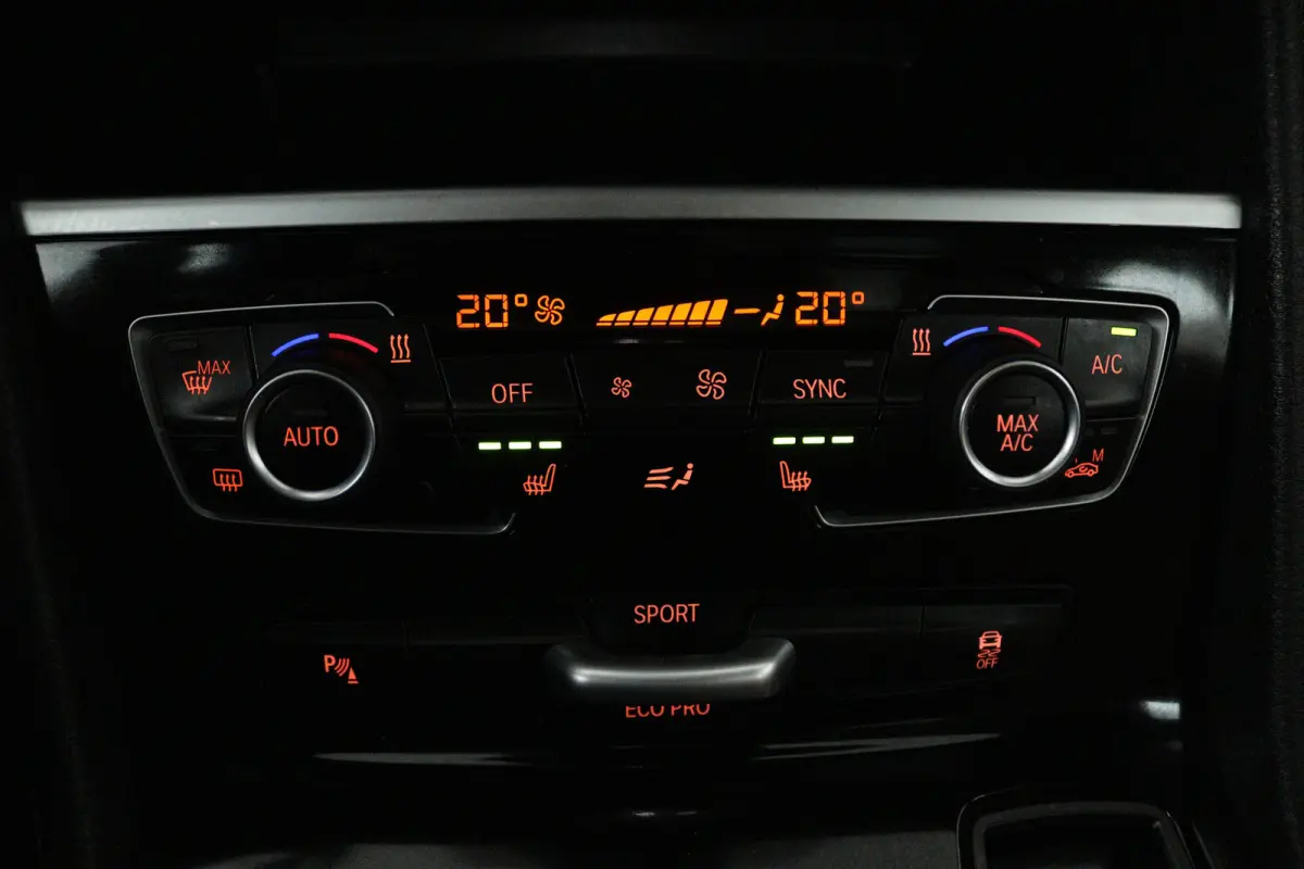 218i Centennial High Executive 7p (TREKHAAK, STOELVERWARMING, ELEKTR STOELEN, HUD-DISPLAY)
