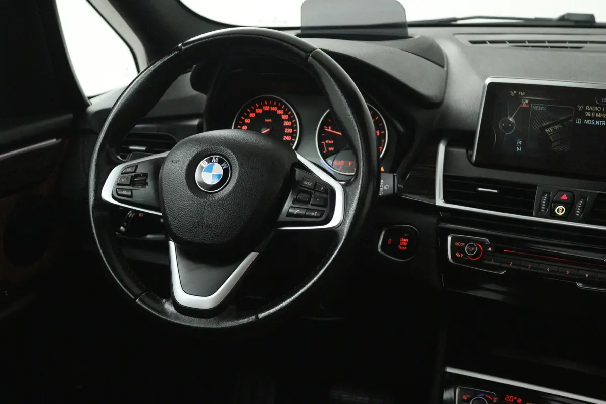 218i Centennial High Executive 7p (TREKHAAK, STOELVERWARMING, ELEKTR STOELEN, HUD-DISPLAY)