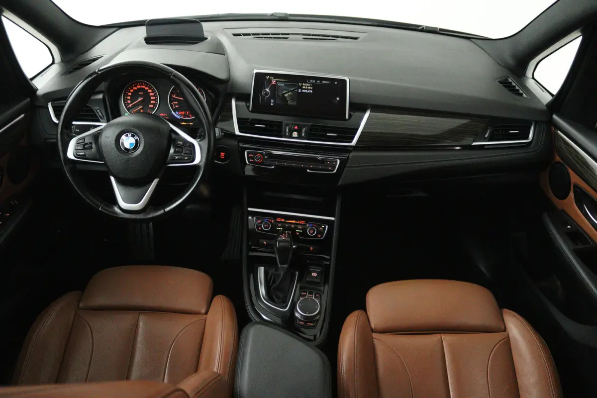 218i Centennial High Executive 7p (TREKHAAK, STOELVERWARMING, ELEKTR STOELEN, HUD-DISPLAY)