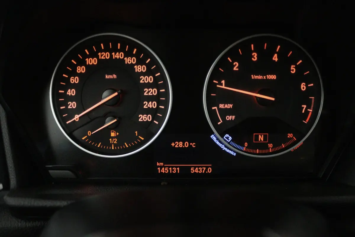 218i Centennial High Executive 7p (TREKHAAK, STOELVERWARMING, ELEKTR STOELEN, HUD-DISPLAY)