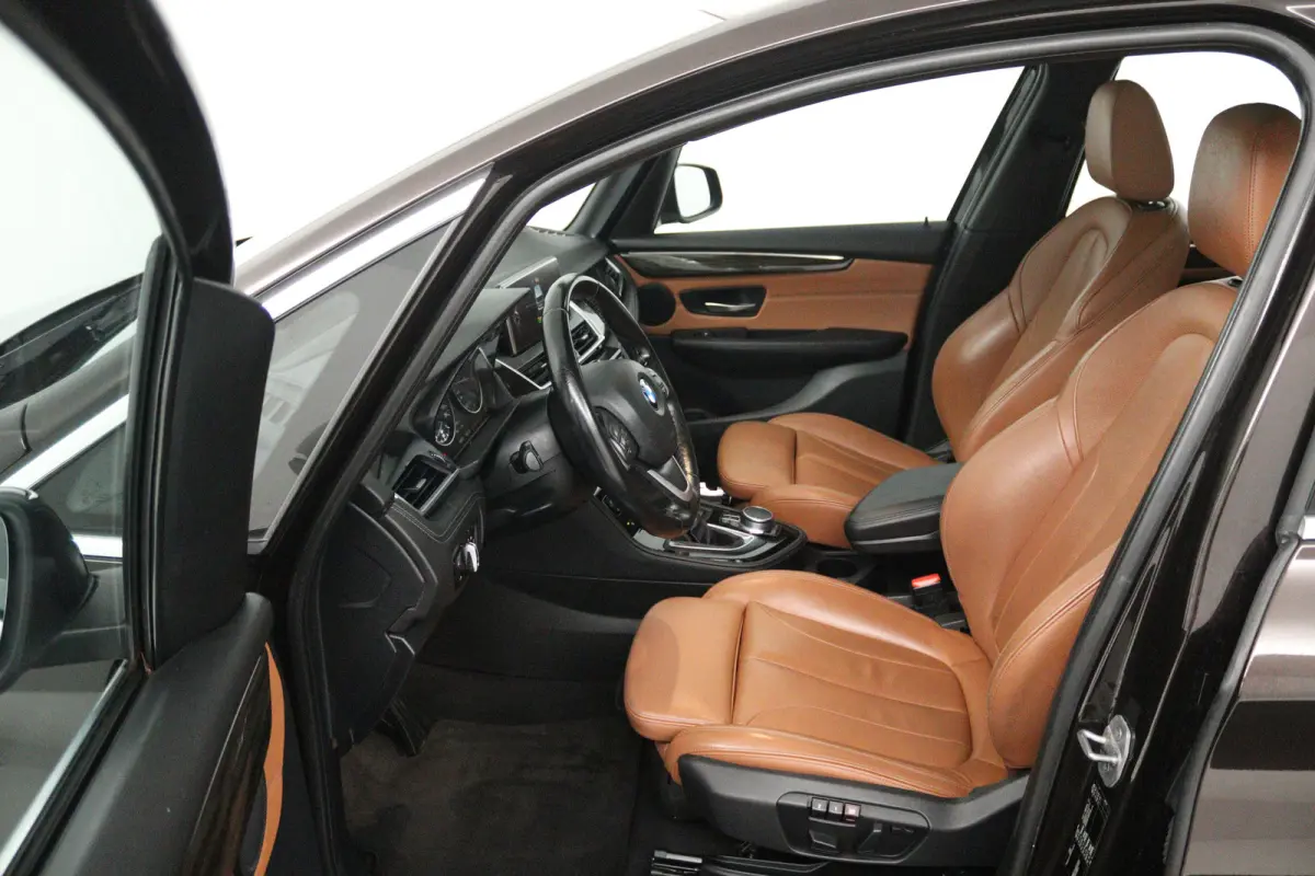 218i Centennial High Executive 7p (TREKHAAK, STOELVERWARMING, ELEKTR STOELEN, HUD-DISPLAY)