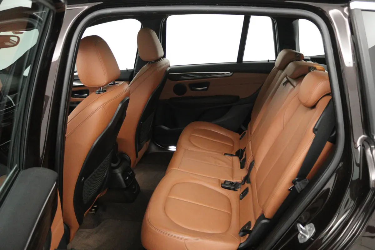 218i Centennial High Executive 7p (TREKHAAK, STOELVERWARMING, ELEKTR STOELEN, HUD-DISPLAY)