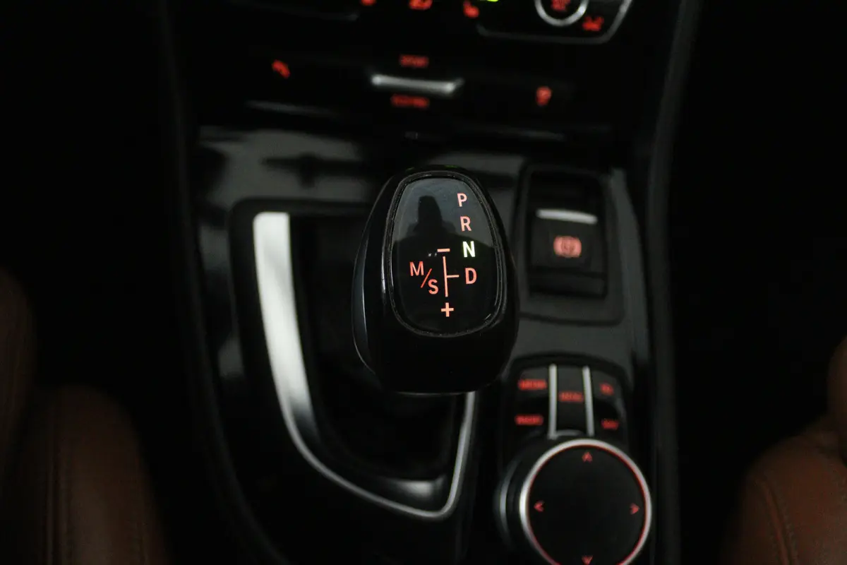 218i Centennial High Executive 7p (TREKHAAK, STOELVERWARMING, ELEKTR STOELEN, HUD-DISPLAY)