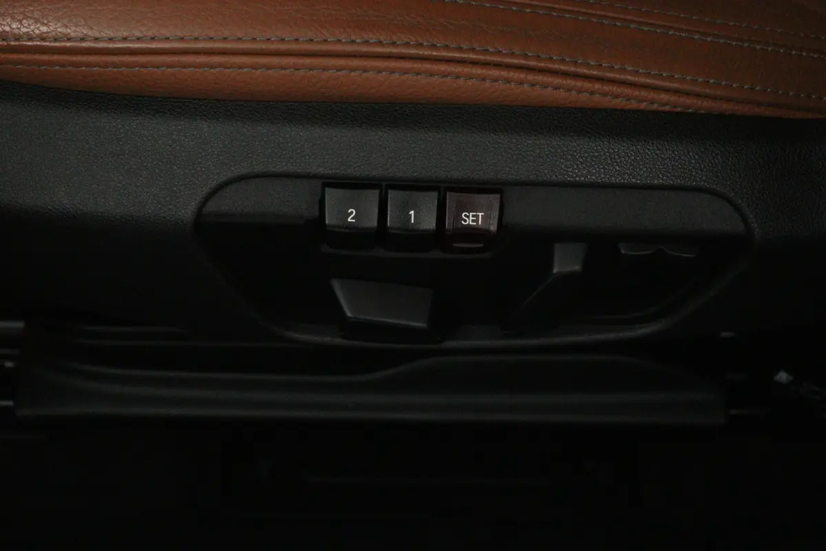 218i Centennial High Executive 7p (TREKHAAK, STOELVERWARMING, ELEKTR STOELEN, HUD-DISPLAY)