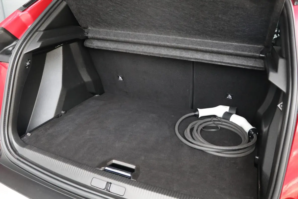 EV Allure Pack 50 kWh Lane Assist PDC Camera Cruise Control Navi AppleCarPlay PrivacyGlass Keyless 45000KM BJ2022