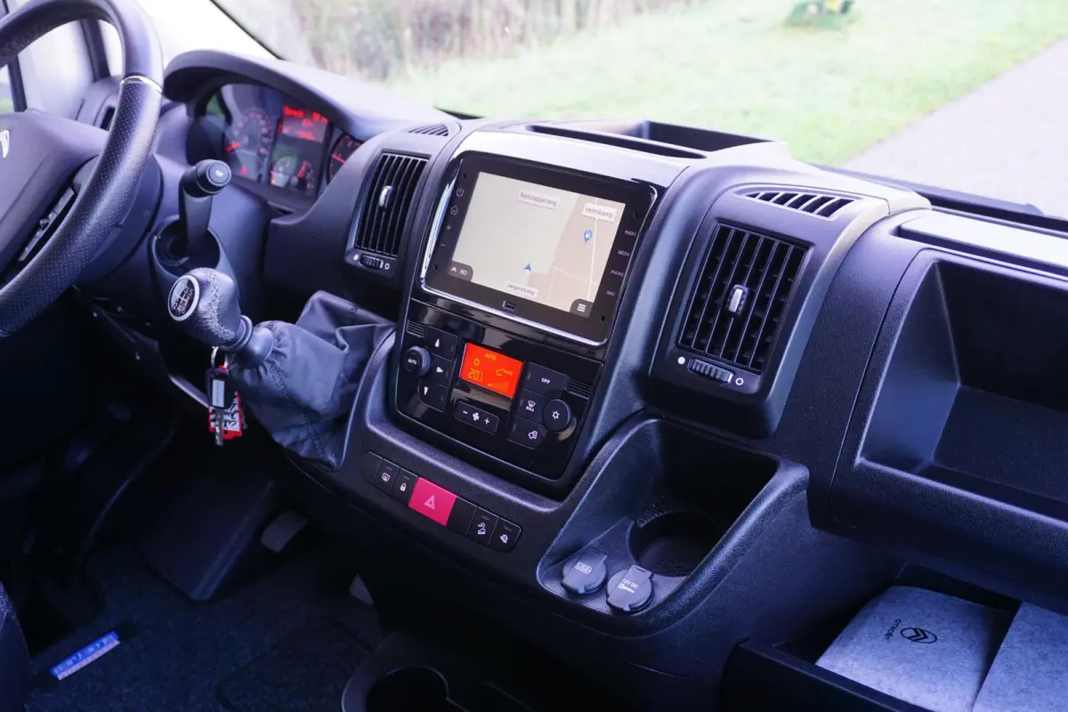 2.2 BlueHDi 165 L4H3 3.5t in Topstaat |Standkachel |Trekhaak |Climate control |Cruise |Navi |Carplay |Achteruitrijcamera |EURO6D |1e eigenaar |Metallic