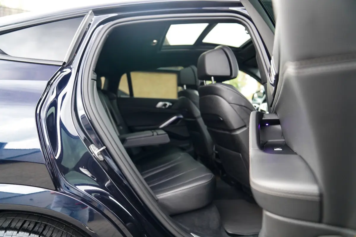 XDrive40i High Executive | Panorama | 360cam | Carbon | Adaptieve cruise control | Kristallen pook | 22 inch | Dealer onder