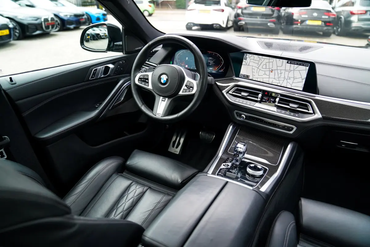 XDrive40i High Executive | Panorama | 360cam | Carbon | Adaptieve cruise control | Kristallen pook | 22 inch | Dealer onder