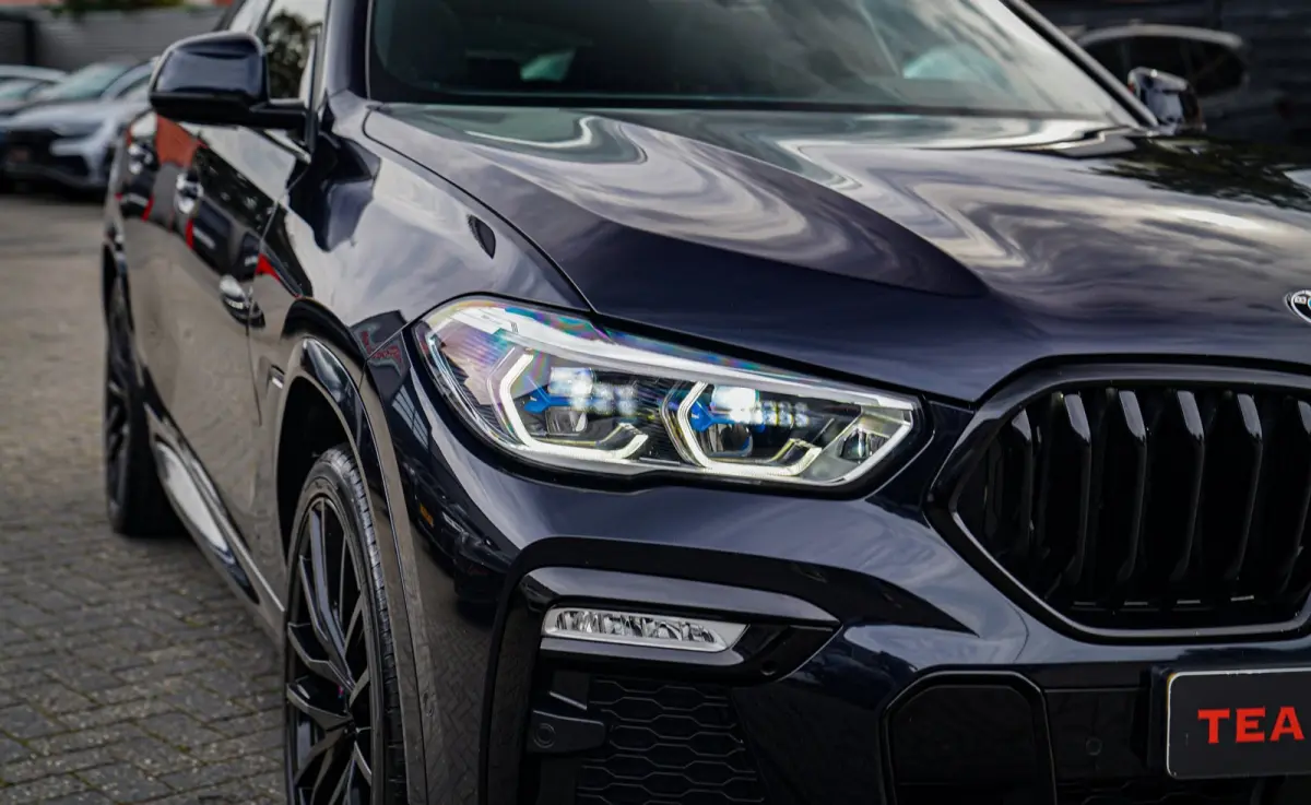 XDrive40i High Executive | Panorama | 360cam | Carbon | Adaptieve cruise control | Kristallen pook | 22 inch | Dealer onder